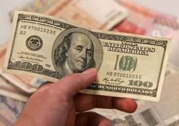 На торгах в четверг курс доллара снова вырос